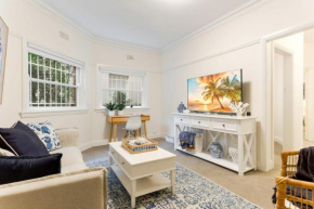 Art Deco Apartment Meters Away From The Beach, Sydney